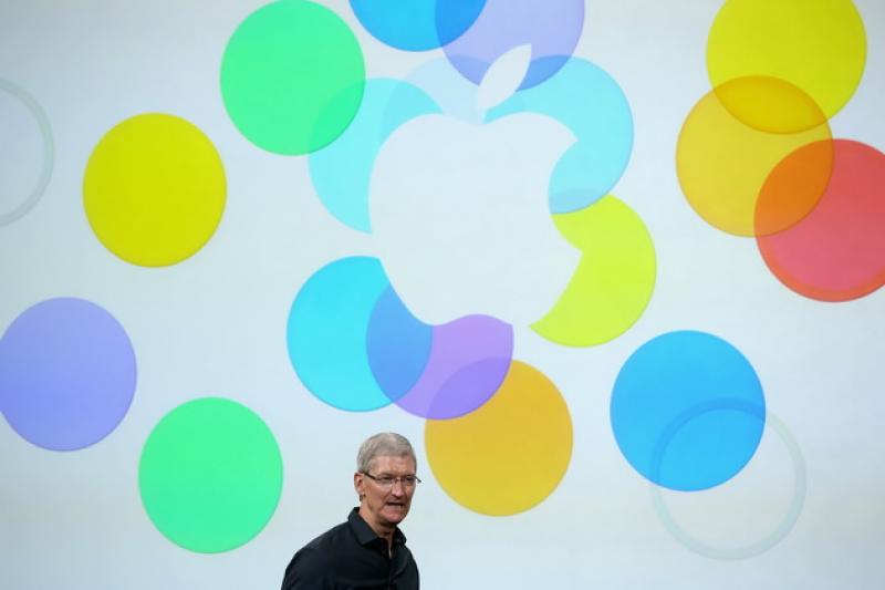知名分析師郭明錤爆料指稱今年新iPhone將採多彩配色。(圖為2013年iPhone 5C 發表會。圖/法新社)