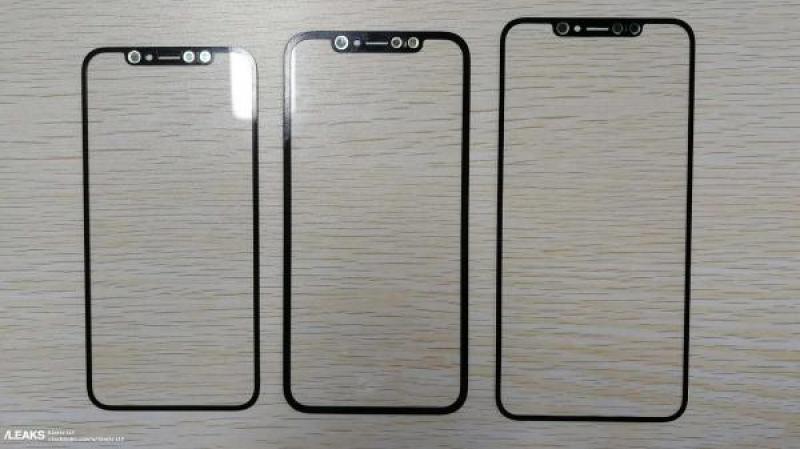 三款新 iPhone 的面板照。感測器所需的空間幾乎塞滿劉海(圖/翻攝自 SLASHLEAKS)