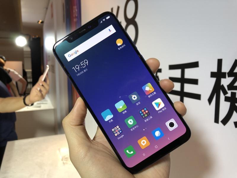小米8,具備6.21吋劉海全螢幕,高通S845處理器,6GB搭128GB容量,售價13,999元。(圖記者黃敬淳攝)
