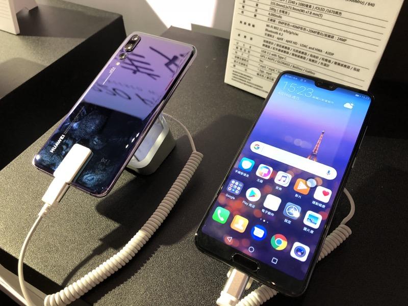採劉海設計的華為 P20 Pro(圖/記者黃敬淳攝)