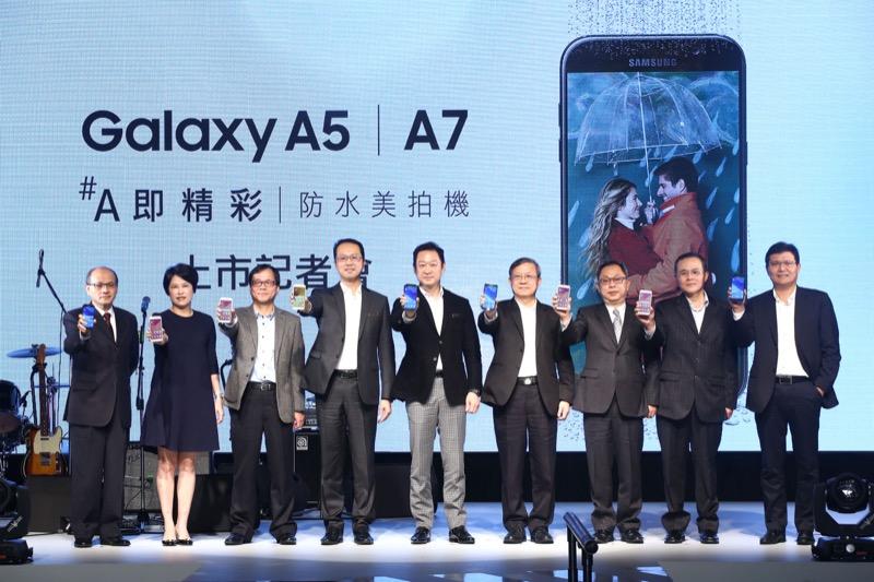 圖為 2017 版 Galaxy A7,與傳出炸燃的 2016 版不同。(圖/本報資料照)