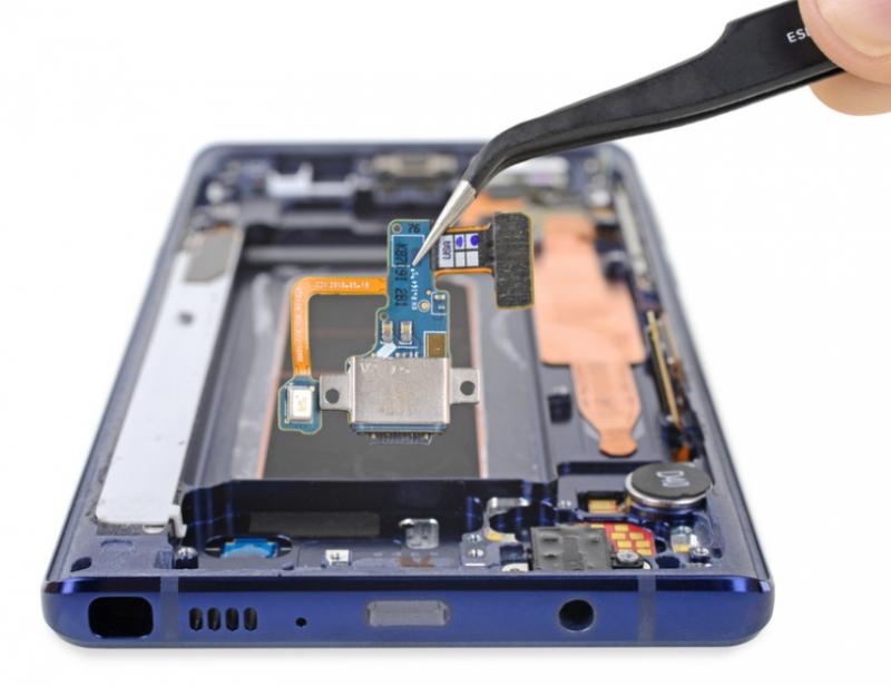 USB-C 充電傳輸埠,採用可拆卸式的模組與主機板相連接,透過新的改良設計,可降低 USB-C 充電傳輸埠的維修成本(圖/iFixit)