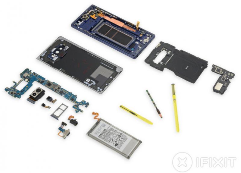 Note 9 拆解報告出爐,採用大面積的散熱銅片,可讓手機在玩大型遊戲時,維持高效能的流暢度。(圖/iFixit)