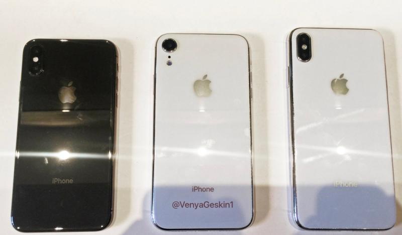爆料達人先前曝光三款據稱是iPhone新機的模型實機照由左至右依序為:5.8吋、6.1吋、6.5吋。(圖/翻攝自 Ben Geskin 推特)