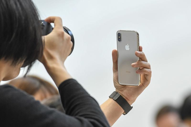 今年iPhone新機已不再已序號為名,靠「尺寸」分辨可能來得更清楚。(圖片來源/Bloomberg)