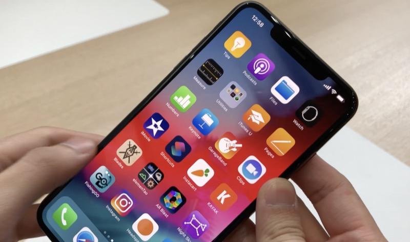 iPhone Xs Max 拿起來和 iPhone 8 Plus 差不多,雙手還是會輕鬆點,但硬要單手操作也還在接受範圍(圖/記者黃敬淳攝)
