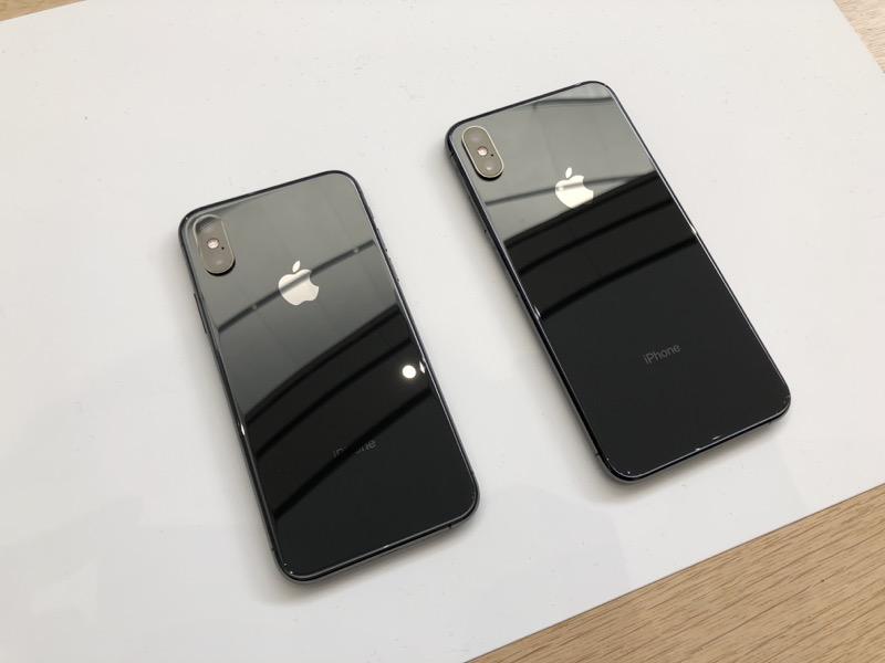 太空灰版 iPhone Xs / Xs Max(圖/記者黃敬淳攝)