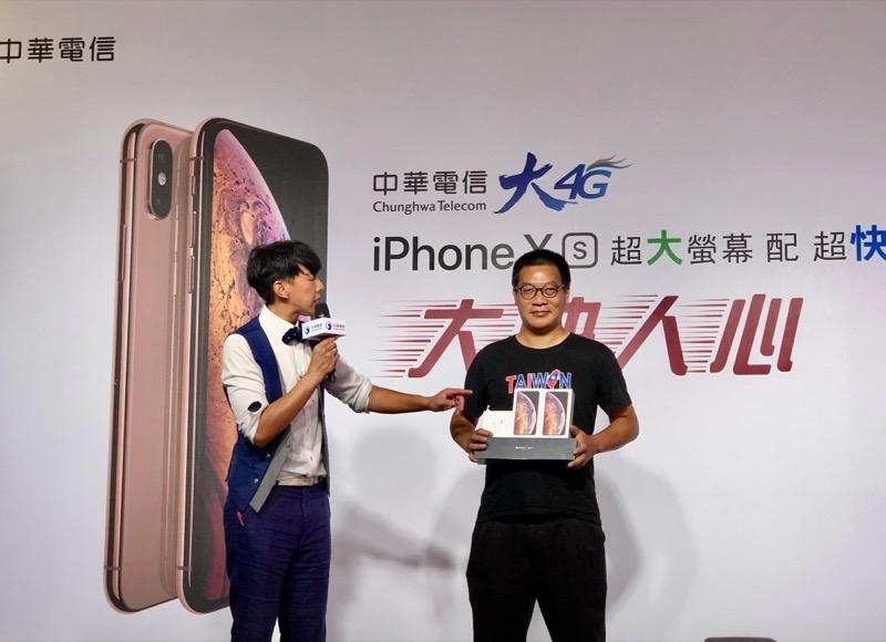 （影音）蘋果 iPhone XS 開賣！人潮變少，「頭香」果粉爽獲加碼 XS Max！