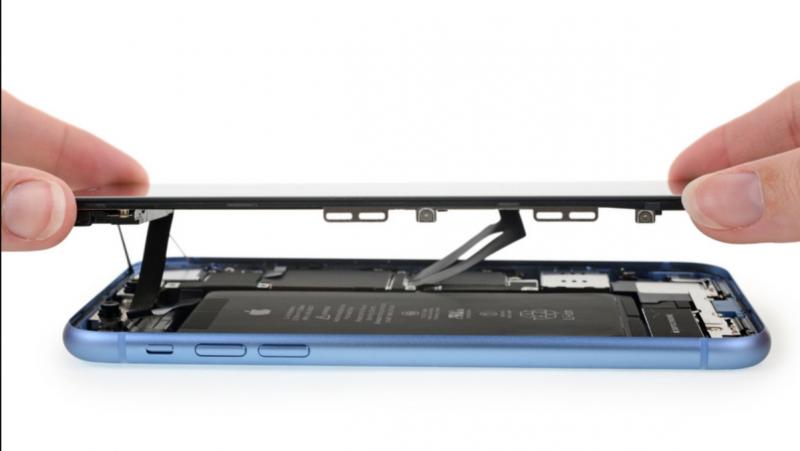 iPhone XR 配置電池容量僅次於XS Max，加上搭載解析度畫素較低的LCD螢幕，使其電池續航力表現更為優異。(圖翻攝自iFixit）