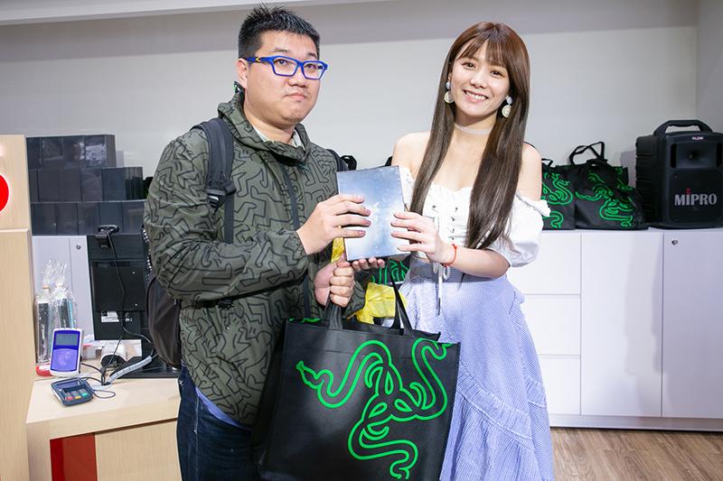 只要即日起至 11 月 19 日前至全台遠傳門市完成 Razer Phone 2 申辦作業,即可獲得限量 100 份超值排隊禮。(圖片來源/遠傳電信)