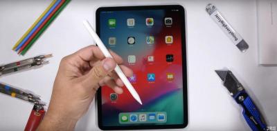 2018 新款 iPad Pro 機身竟有這項弱點!「掰彎」超殘酷測試結果.... 2018 新款 iPad Pro 機身竟有這項弱點!「掰彎」超殘酷測試結果....