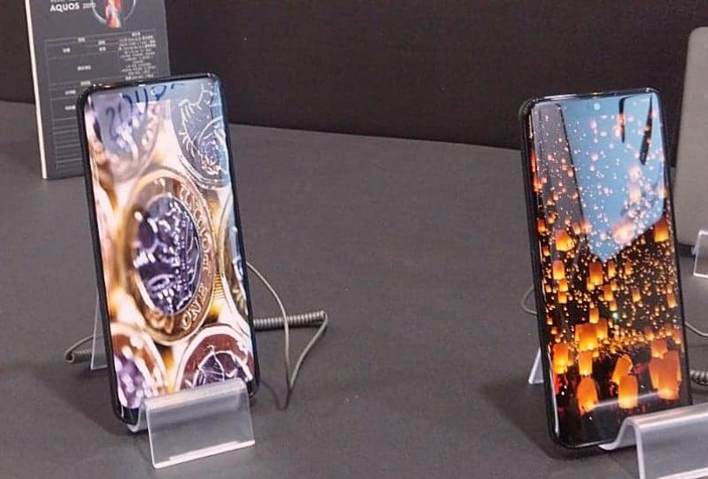 夏普發表首款搭載自家原廠OLED面板旗艦新機的AQUOS Zero，重僅146克。是目前6吋螢幕以上並內建3000mAh電池的旗艦機款之中，全球最輕的。（圖記者劉惠琴攝）