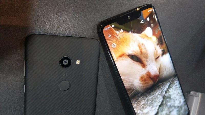 前自拍相機為800萬畫素，支援智慧美顏。主相機為2260萬畫素廣角鏡頭、具備F1.9光圈與支援光學防手震功能。（圖記者劉惠琴攝）