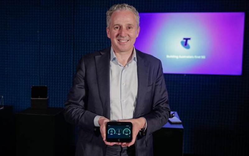 Telstra執行長  Andrew Penn 展示與 HTC共同研發的 5G Hub 行動上網分享器。(圖翻攝自Telstra)