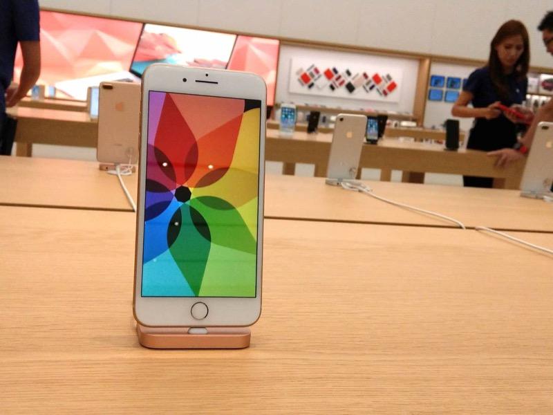 蘋果發佈最新「舊換新」限時優惠活動。iPhone 8舊機換購iPhone XR、XS，可折抵9千元。（圖／記者劉惠琴攝）