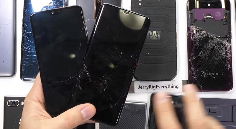 國外知名YouTuber，以評選出2018年度機身最耐用、最易維修、最具創新設計的手機名單。(圖翻攝《JerryRigEverything》YouTube影片）