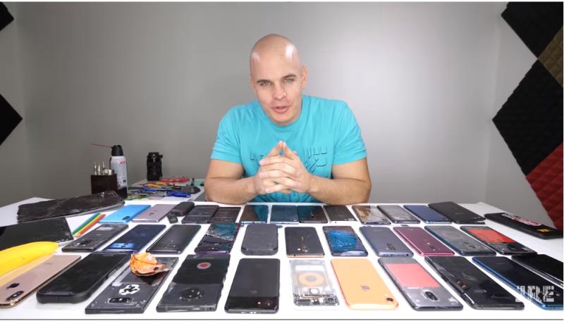 國外知名YouTuber，以評選出2018年度機身最耐用、最易維修、最具創新設計的手機名單。(圖翻攝《JerryRigEverything》YouTube影片）
