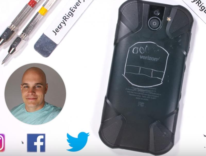 主打「三防」運動手機、中階規格的 DuraForce Pro 2，出自日本手機品牌 Kyocera。獲國外知名YouTuber，評選為2018年度機身最耐用的冠軍。(圖翻攝《JerryRigEverything》YouTube影片）