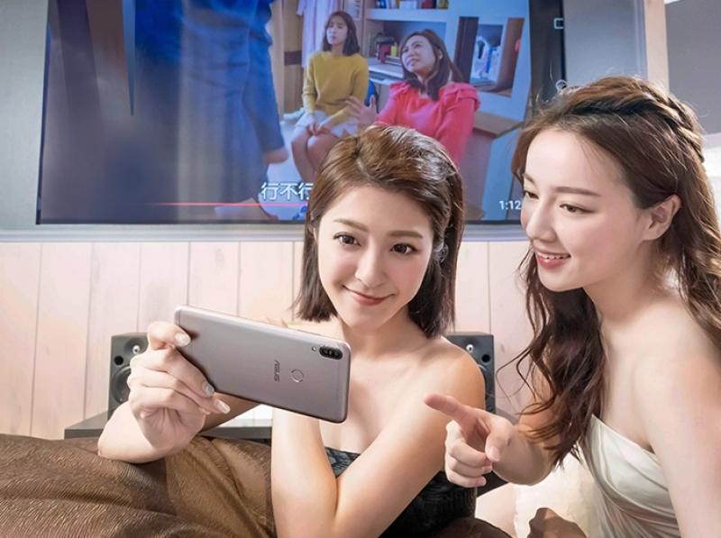 因應行動上網族熱衷追劇、看直播的使用需求，帶動大電量、大螢幕手機的熱夯。（圖／華碩）