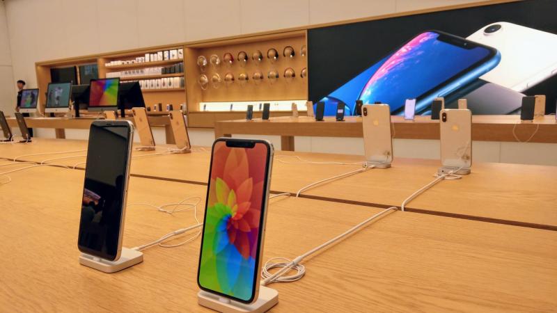 蘋果發佈最新「舊換新」限時優惠活動。iPhone 8舊機換購iPhone XR、XS，可折抵9千元。（圖／記者劉惠琴攝）