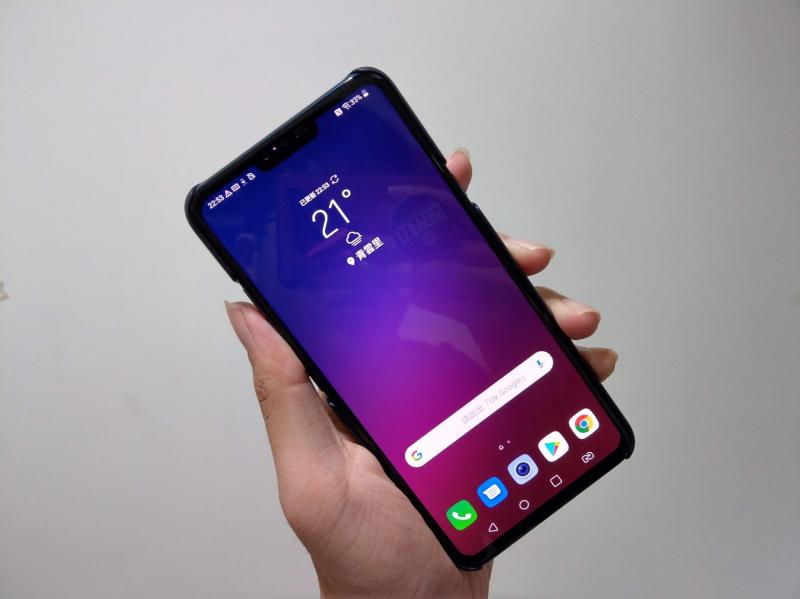 LG V40 ThinQ開箱體驗：霧麵玻璃背蓋觸感討喜、後置三鏡頭氣勢驚人