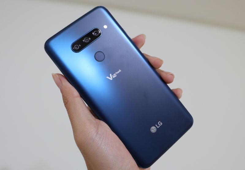 LG V40 ThinQ開箱體驗：霧麵玻璃背蓋觸感討喜、後置三鏡頭氣勢驚人