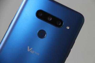 LG V40 ThinQ開箱體驗:霧面玻璃背蓋觸感討喜、後置三鏡頭氣勢驚人 LG V40 ThinQ開箱體驗:霧面玻璃背蓋觸感討喜、後置三鏡頭氣勢驚人