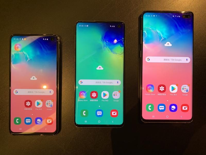 左起為 Galaxy S10e、S10、S10+。（圖／記者黃敬淳攝）