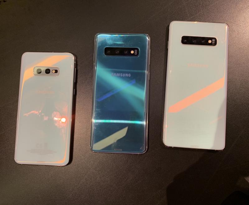 左起為 Galaxy S10e、S10、S10+。（圖／記者黃敬淳攝）