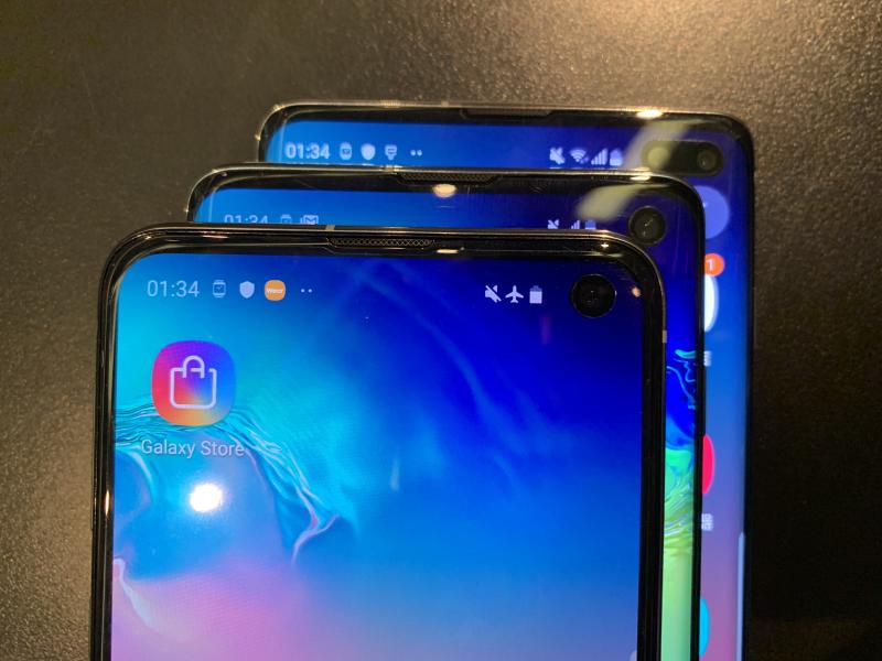 前至後為 Galaxy S10e、S10、S10+。（圖／記者黃敬淳攝）