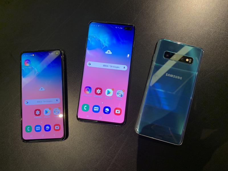 左起為 Galaxy S10e、S10+、S10。（圖／記者黃敬淳攝）