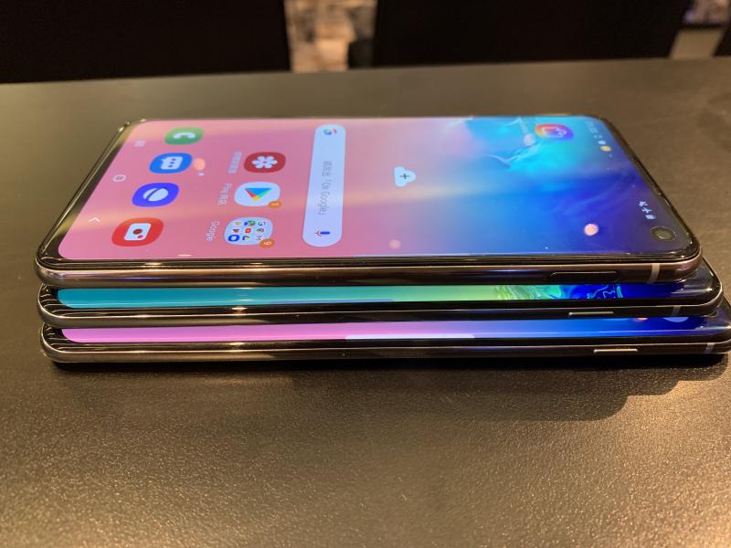 上至下為 Galaxy S10e、S10、S10+。（圖／記者黃敬淳攝）