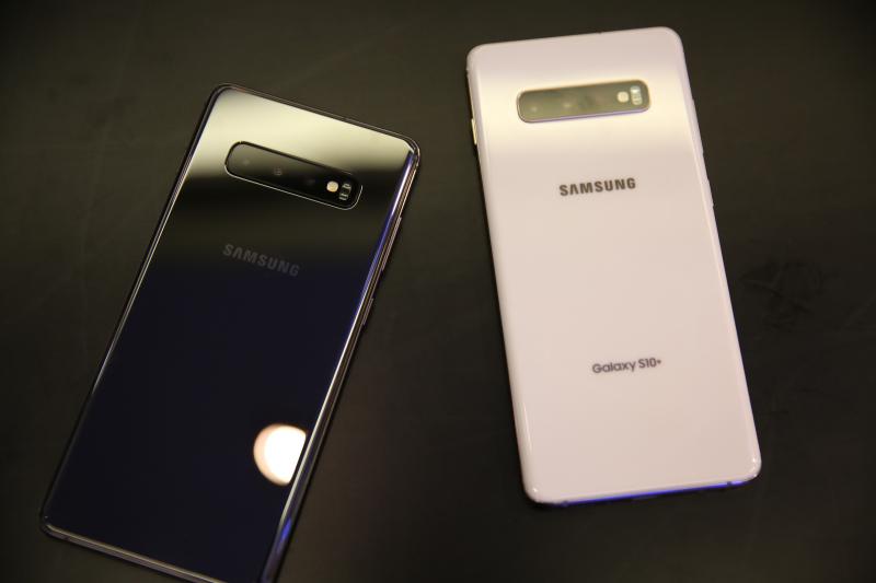 陶瓷版 S10+ 僅有黑白兩色(圖/記者黃敬淳攝)