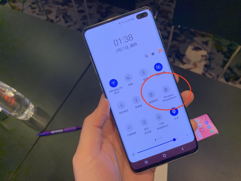 S10 可以為其他裝置無線充電(圖/記者黃敬淳攝)