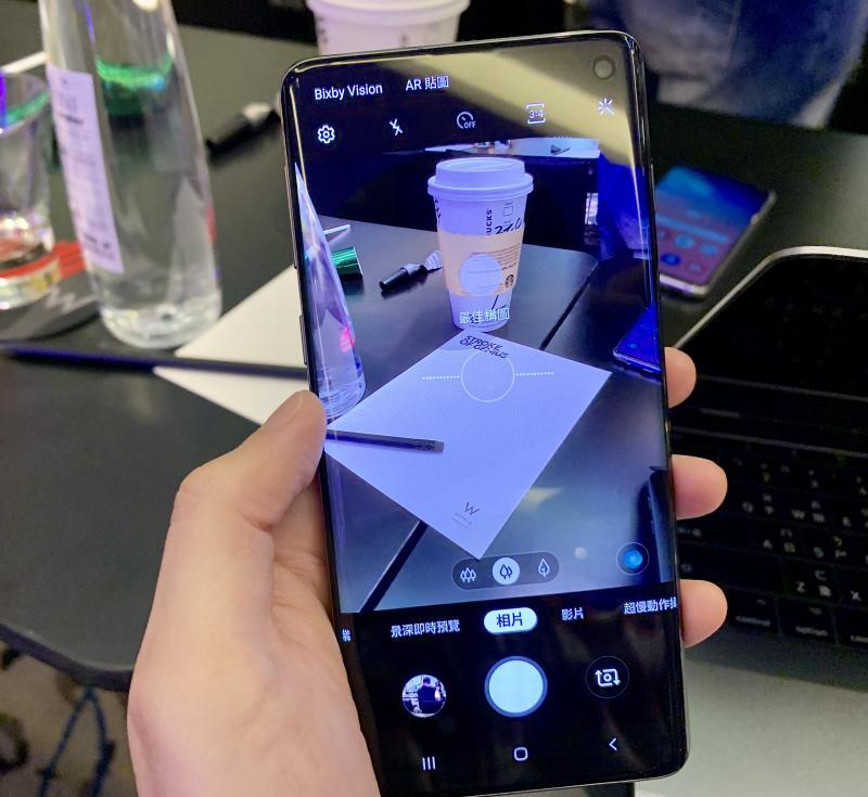 三星Galaxy S10 旗艦系列,相機新增自動尋找最佳構圖角度的智慧功能。(圖/記者黃敬淳攝)
