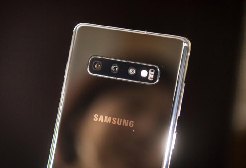 三星S10+搭載前自拍雙鏡頭、主相機3鏡頭,獲DxOMark相機評測高分評價 。(圖/彭博)