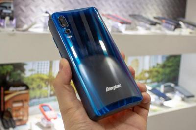 18,000 mah超大電量!「行充」等級的勁量智慧型手機長這樣... 18,000 mah超大電量!「行充」等級的勁量智慧型手機長這樣...