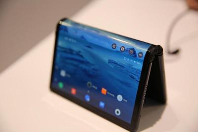 【MWC 現場】(影音)摺疊手機好神秘!展場唯一開放的新機是它⋯ 【MWC 現場】(影音)摺疊手機好神秘!展場唯一開放的新機是它⋯