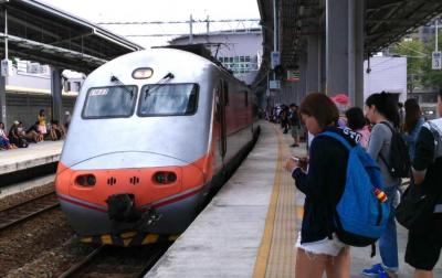 超商取票、車站買票的時代再見!台鐵首推電子票用手機就可上車 超商取票、車站買票的時代再見!台鐵首推電子票用手機就可上車