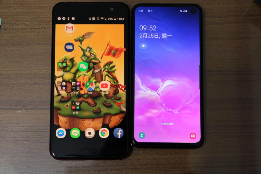 左為 HTC U11，右為三星 S10e。若非 2018 年的機款，恐怕無法達成 S10e 的屏佔比。（圖／記者黃肇祥攝）