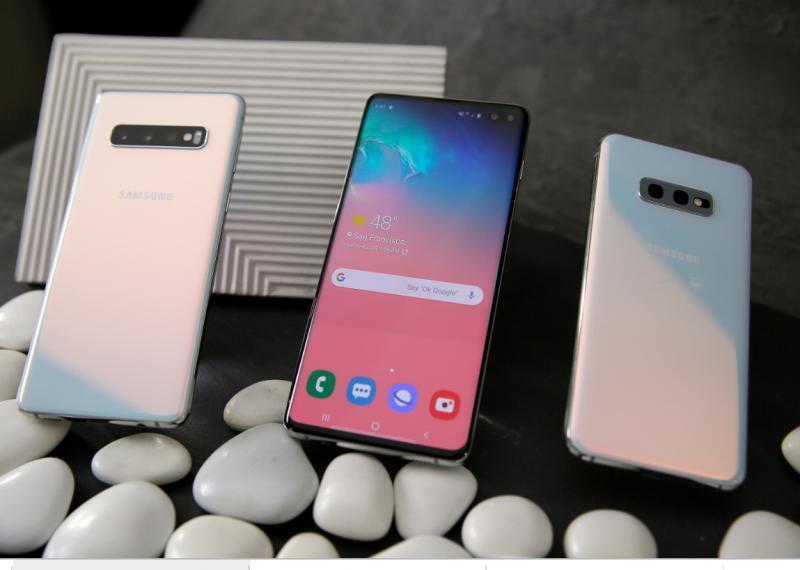 三星最新一代旗艦機 Galaxy S10系列，於3/8正式在台上市後，創下熱銷成績，成目前最熱賣的安卓旗艦機王。（圖／美聯社）