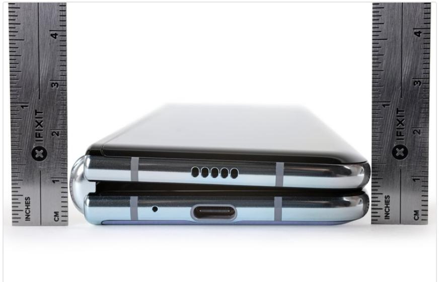 三星摺疊機採用特殊的絞鏈結構設計,把機身摺疊後
可清楚地看到螢幕頂端、底端存有空隙。(圖翻攝自iFixit)