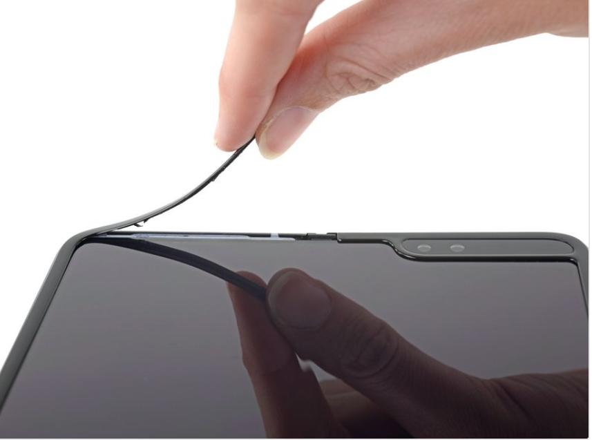 三星摺疊機打開後,7.3吋主螢幕四周採用兩塊薄邊框作為包覆。(圖翻攝自iFixit)