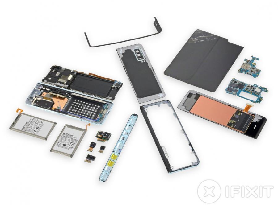 iFixit專業團隊進行三星摺疊機拆解任務。(圖翻攝自iFixit)