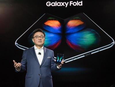 全球首款摺疊機 Galaxy Fold 螢幕異常原因找到了!三星總裁受訪表示... 全球首款摺疊機 Galaxy Fold 螢幕異常原因找到了!三星總裁受訪表示...