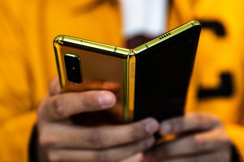 兩片 21：9 螢幕對摺？SONY 摺疊機 Xperia F 浮齣台麵
