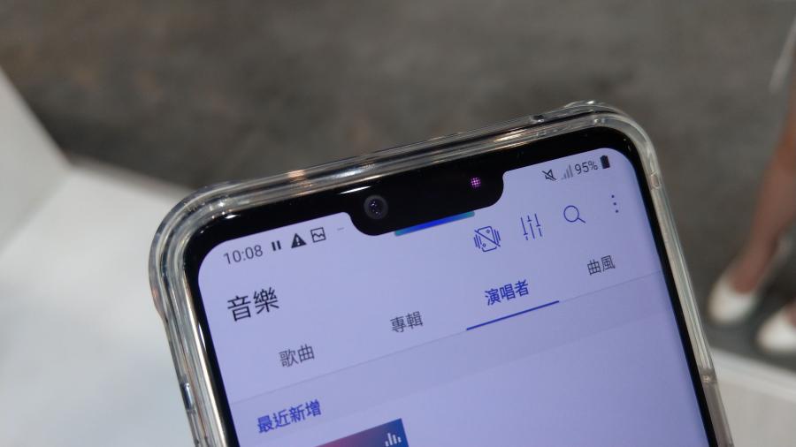 當手機感應到手掌時,會於劉海下方亮起橫條,告知用戶。(圖/記者黃肇祥攝)
