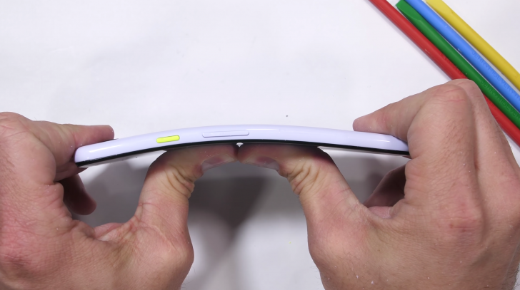 Google Pixel 3a  機身結構設計相當堅固,雙手用力掰彎也能恢復原貌。(圖片來源/JerryRigEverything)