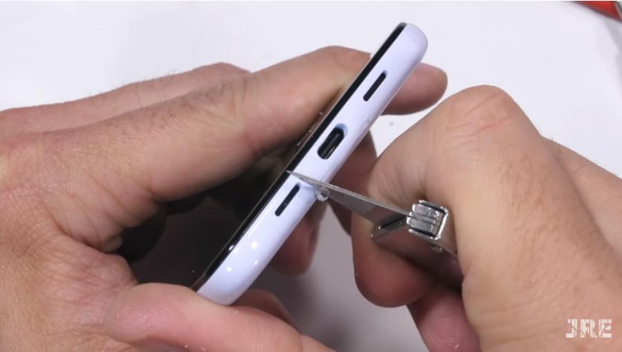 Google Pixel 3a 殘酷測試,機身採用塑料材質。(圖片來源/JerryRigEverything)