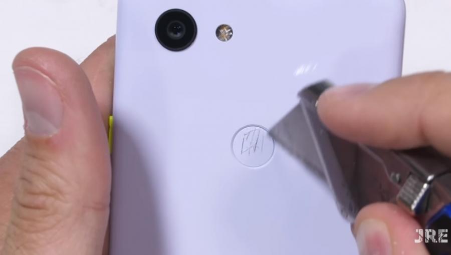 Google Pixel 3a 用刀刮花破壞指紋辨識器後,仍可正常辨識指紋。(圖片來源/JerryRigEverything)